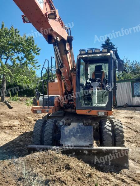 Eladó napi használatban lévő 2015-ös Doosan DX 160W-3 forgó kotró gumikerekes kivitelben