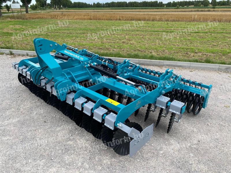 AGRONA Powerdisc HR-4,0 m függesztett rövidtárcsa hullámos tárcsalappal, ékgyűrűs hengerrel, akcióban
