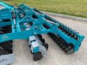 AGRONA Powerdisc HR-4,0 m függesztett rövidtárcsa hullámos tárcsalappal, ékgyűrűs hengerrel, akcióban