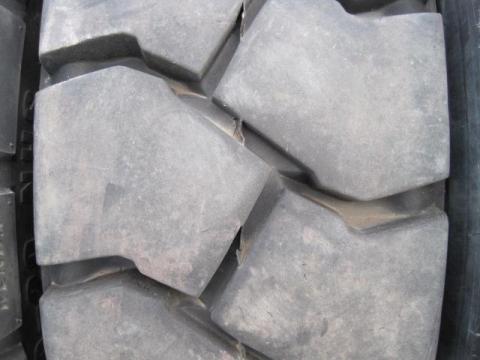 12.00 R20 Wide Wall Hauler LT Használt Gumiabroncs 12.00 R20 Wide Wall Hauler LT Használt Gumiabroncs