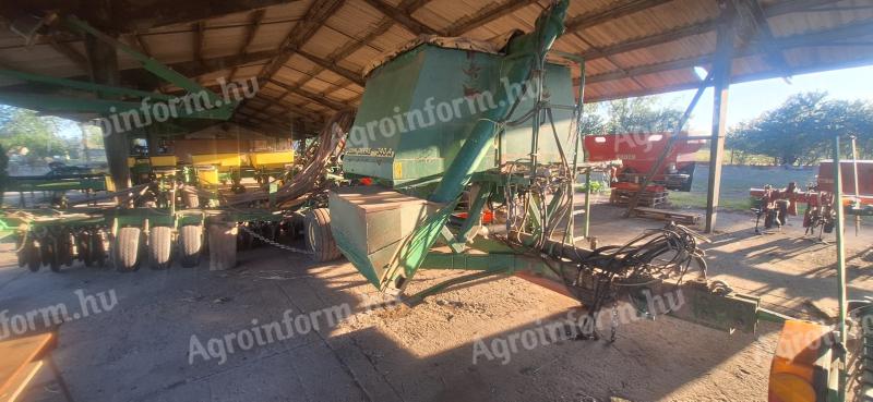 JD 740A 9 m gabonavetőgép eladó
