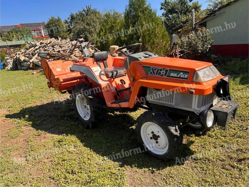 Eladó Kubota XB-1 kistraktor talajmaróval és tárcsával