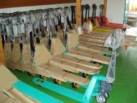 Új és használt kézi raklapemelők