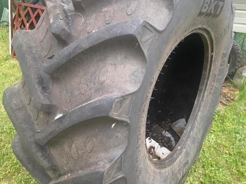 Eladó újszerű állapotú 600/70R30-as gumiabroncs