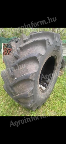 Eladó újszerű állapotú 600/70R30-as gumiabroncs
