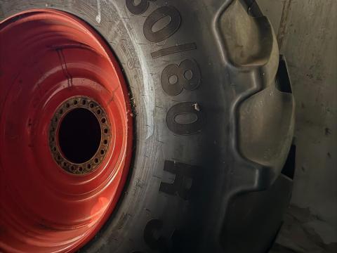 MITAS felni és gumiabroncs kombájnra eladó MITAS felni és gumiabroncs kombájnra eladó