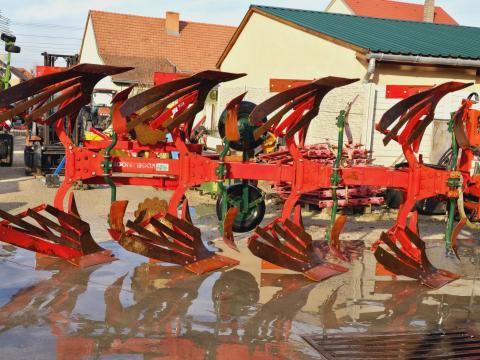 Vogel&Noot Permanit MS 1050 Vario váltvaforgató eke, 4 fejes, újszerű állapotban Vogel&Noot Permanit MS 1050 Vario váltvaforgató eke, 4 fejes, újszerű állapotban