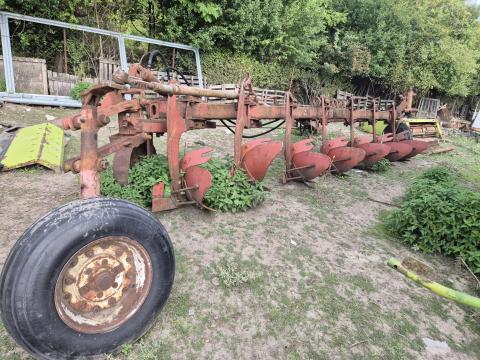 IH eke alkatrészek eladóak