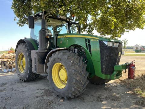 Felújított motorral rendelkező JD 8320R traktor eladó Felújított motorral rendelkező JD 8320R traktor eladó
