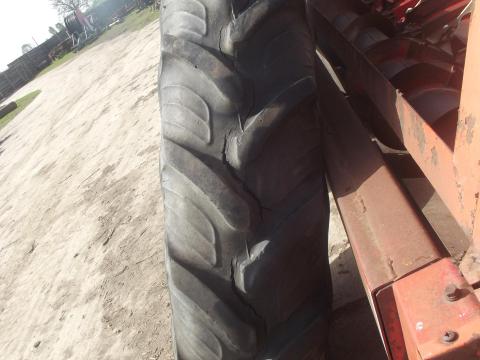 Szerelt kerék 300/95 repedezett gumival eladó Szerelt kerék 300/95 repedezett gumival eladó