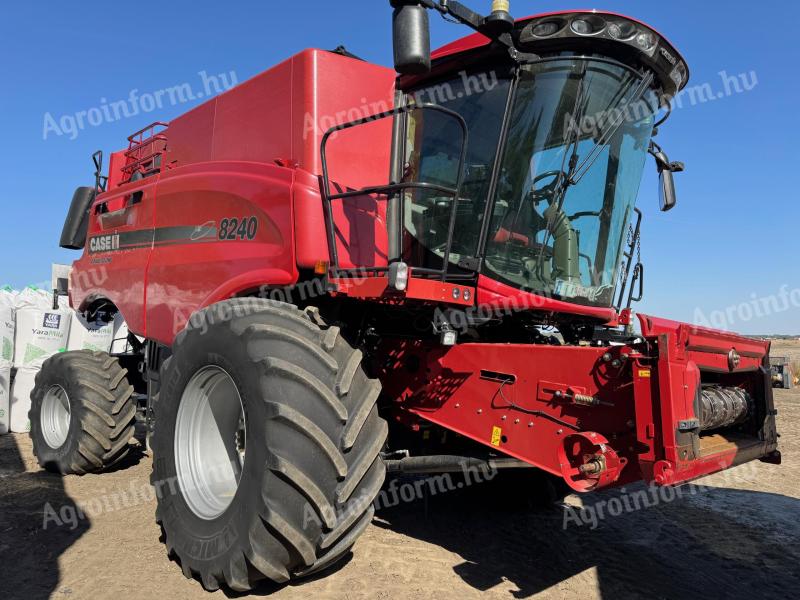 Case IH Axiál Flow 8240 kombájn 1300 munkaórával, Terra Flex hevederes, 10,5 méteres vágóasztallal