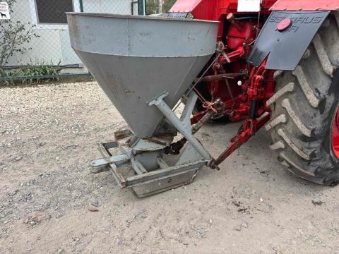 Tölcséres műtrágyaszóró Tölcséres műtrágyaszóró