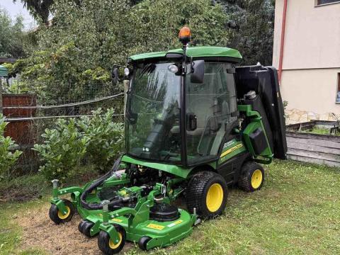 John Deere 1575 fűnyíró traktor, 4 üzemórával John Deere 1575 fűnyíró traktor, 4 üzemórával