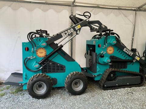 Mini rakodógép – csúszókormányzású rakodó akcióban Mini rakodógép – csúszókormányzású rakodó akcióban