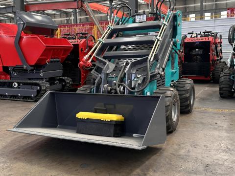 Mini rakodógép vállalkozás indításához – csúszókormányzású rakodó akcióban