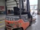 Toyota homlokvillás targonca eladó – 8FBMKT30, elektromos, 3000 kg teherbírás