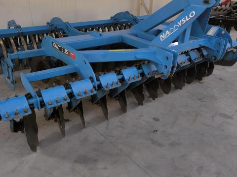 NAMYSLO Exact Plus 35 szántóföldi rövid tárcsa acél gyűrűs lezáró hengerrel NAMYSLO Exact Plus 35 szántóföldi rövid tárcsa acél gyűrűs lezáró hengerrel