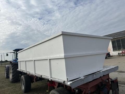 HW 8011 szőlőszállító konténer platóval HW 8011 szőlőszállító konténer platóval