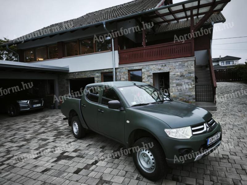 Mezőgazdasági vadászautó Mitsubishi L200 osztrák fegyveres erők zöld,  honvédségi,  katonai,  klímás,  4x4 terepjáró