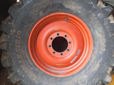 Eladó 2 db 600/70 R30 kombájn gumiabroncs Eladó 2 db 600/70 R30 kombájn gumiabroncs