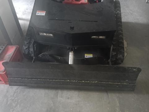 Fűnyíró távirányítós, gumihevederes Fűnyíró távirányítós, gumihevederes