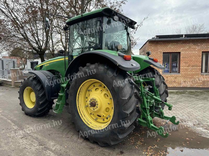 John Deere 8230