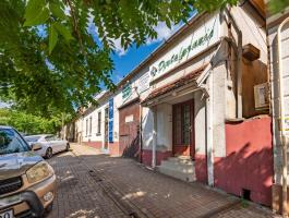 Felújítandó üzlethelyiség eladó Budakeszi forgalmas Fő utcáján