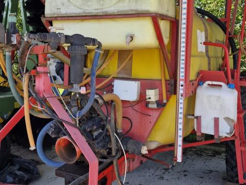 Gambetti TSV 3000/18 vontatott szántóföldi permetező gép Gambetti TSV 3000/18 vontatott szántóföldi permetező gép