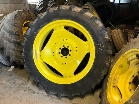 John Deere művelőkerék garnitúra felnivel eladó (320/85 R28; 340/85 R38)
