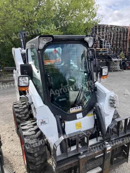 Eladó Bobcat S570 kompakt rakodó, raklapvillával és kiegészítőkkel