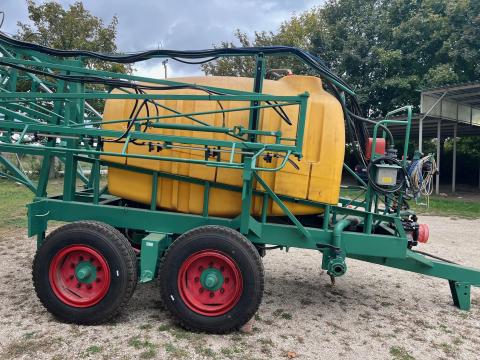 Huniper 3000 M/H18 vontatott szántóföldi permetezőgép Huniper 3000 M/H18 vontatott szántóföldi permetezőgép