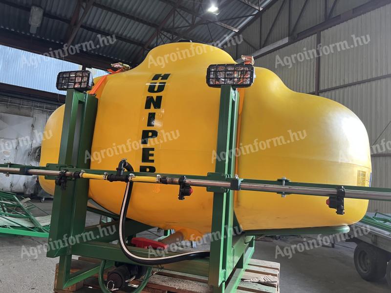 Fronttartály szórókerettel vegyszerezéshez és tápanyag visszapótláshoz