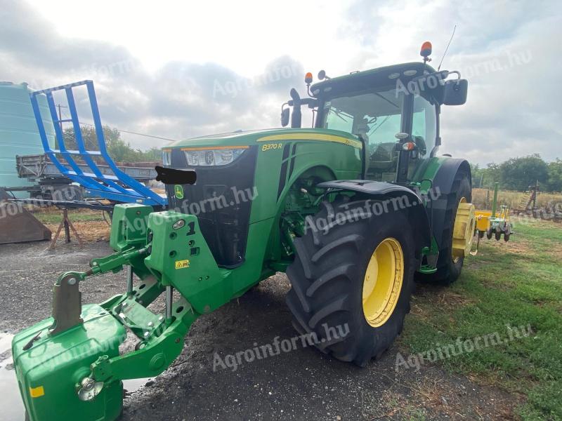 John Deere 8370R traktor kapcsolható ikerkerékkel,  ápoló kerék garnitúrával