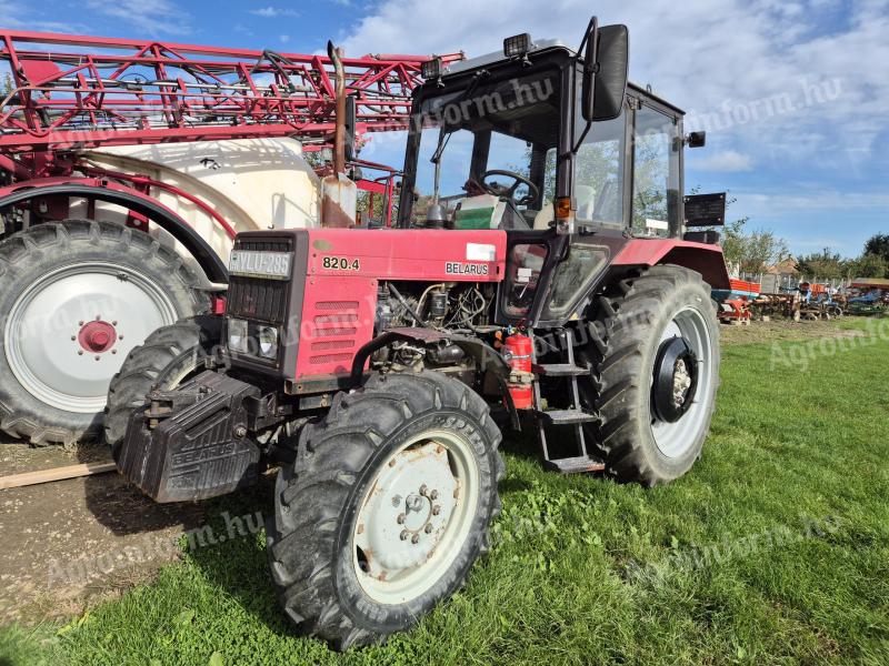 MTZ 820.4 traktor 2700 üzemórával,  klímás,  piros rendszámos eladó
