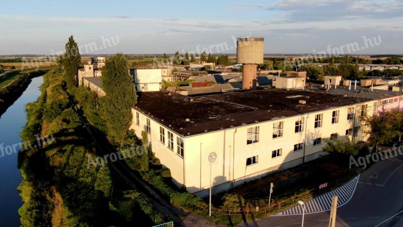 Utcafronti ipari ingatlan eladó