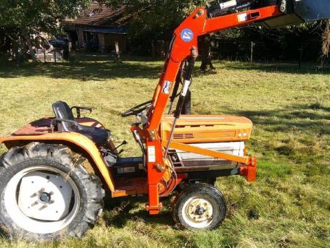Kubota B-1600 kistraktor homlokrakodóval,  dízelmotorral Kubota B-1600 kistraktor homlokrakodóval,  dízelmotorral