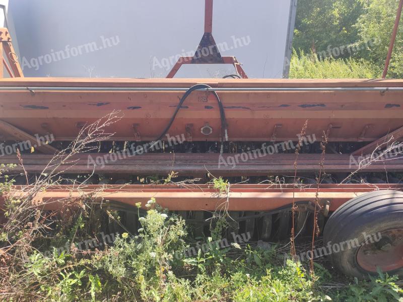 IH 6200 gabonavetőgép eladó aprómag tartállyal
