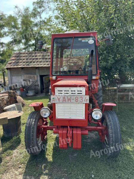 T 25 traktor eladó friss műszakival, kétfejes ekével és sorművelő kultivátorral