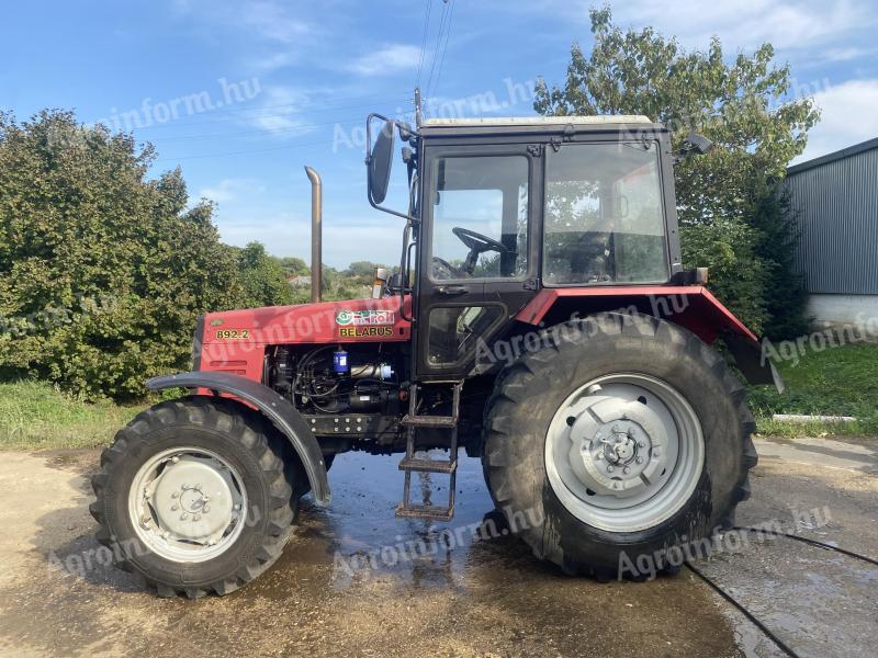 MTZ-892.2 traktor eladó, 2016-os, 3661 üzemórával, megkímélt állapotban