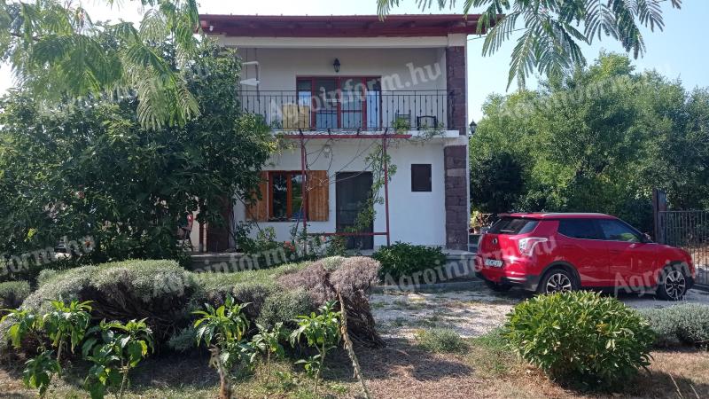 Örökpanorámás gyümölcsös házzal eladó zártkertben