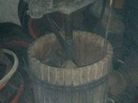 Nagyméretű, 80 literes, kör alakú fa szőlőprés eladó Nagyméretű, 80 literes, kör alakú fa szőlőprés eladó