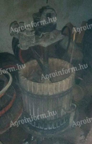 Nagyméretű fa szőlőprés 80 literes, kör alakú eladó