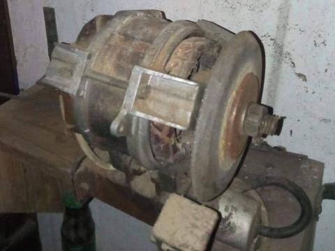 Köszörű, fali, elektromos (220V mosógép motorral), szalagfűrész élező korongokkal Köszörű, fali, elektromos (220V mosógép motorral), szalagfűrész élező korongokkal