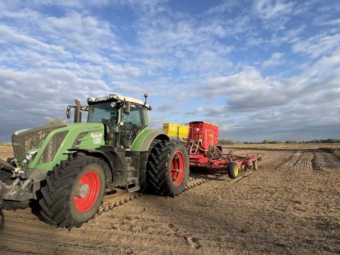 Vetés bérmunkában Fendt 826 traktorral és Vaderstad Rapid 600 S vetőgéppel Vetés bérmunkában Fendt 826 traktorral és Vaderstad Rapid 600 S vetőgéppel