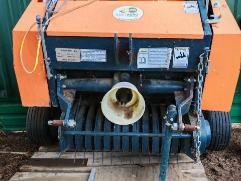 Mini körbálázó 18-50 LE kis traktorokhoz, keveset használt, 850-es modell Mini körbálázó 18-50 LE kis traktorokhoz, keveset használt, 850-es modell