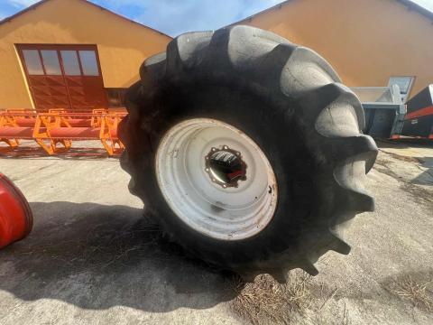 New Holland TX első kerék Goodyear gumikkal New Holland TX első kerék Goodyear gumikkal