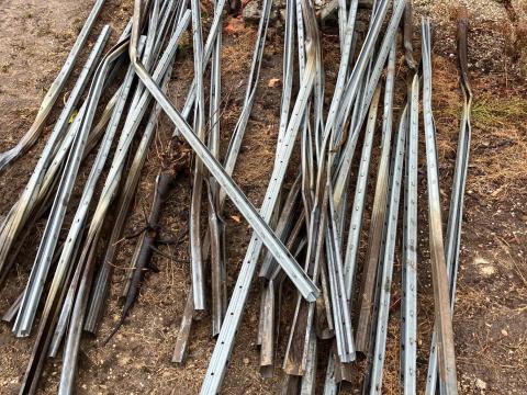 Használt görbe fémoszlop, 2,2 mm-es huzal, végoszlop feszítőcsiga eladó Használt görbe fémoszlop, 2,2 mm-es huzal, végoszlop feszítőcsiga eladó