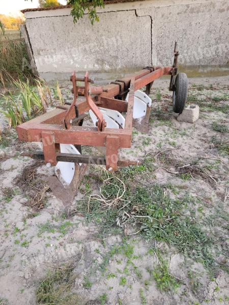 Eladó 3 fejes IH eke és 3 fejes Csólyosi eke MTZ-hez