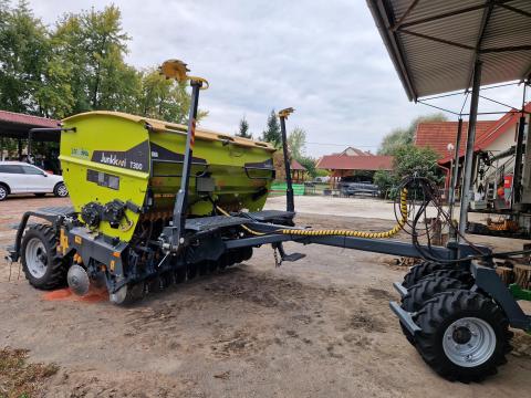 Junkkari T300 direktvetőgép ISOBUS 120 hektárt vetett összesen Junkkari T300 direktvetőgép ISOBUS 120 hektárt vetett összesen