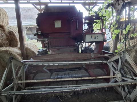 Parcella kombájn eladó felújított motorral, gabona vágóasztallal Parcella kombájn eladó felújított motorral, gabona vágóasztallal